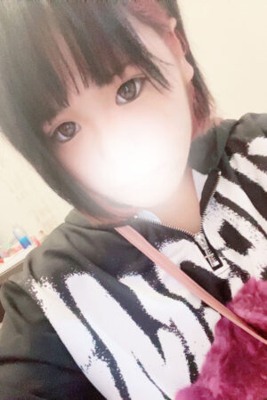 18歳！ルックス・スタイル抜群！　黒髪ロリ系美少女！とにかく尽くす、いちゃいちゃ娘！　喉の奥まで咥えるイラマチオ大好き！　りいさ