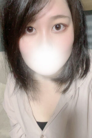 完全業界未経験！　右も左も分からないSSS級黒髪素人美少女！なんと「Hカップ」スタイル抜群！　常に笑顔で癒しを与えてくれる！でも潮吹きマストの超濡れやすいドエロ素人なんです！　なる